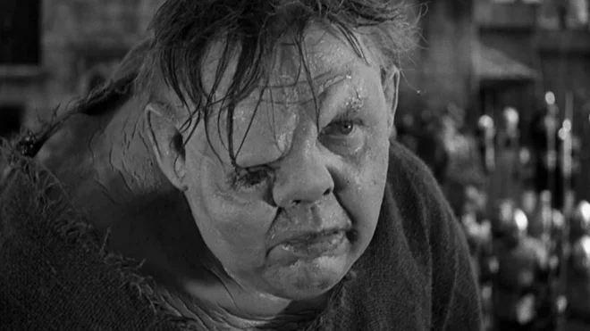 V prvi filmski upodobitvi Hugojeve klasike iz leta 1939 je vlogo grbavega zvonarja igral Charles Laughton, ob njem je bila lepotica starega &shy;Hollywooda Maureen O&#39;Hara. FOTO: promocijsko gradivo