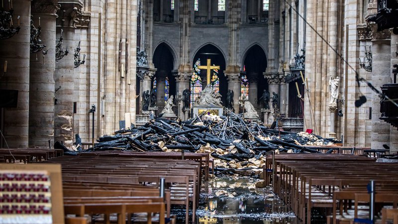 Fotografija: Posledice požara, ki je iznakazil notranjost katedrale. Foto: Reuters