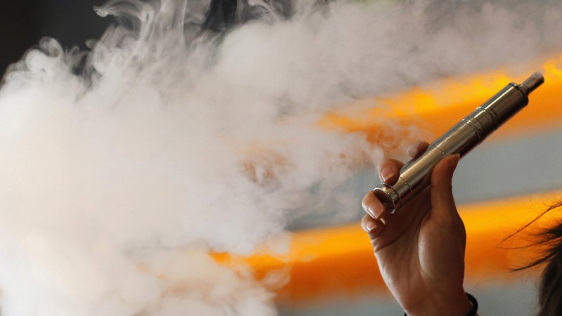 Fotografija: Je para e-cigarete odrešitev za kadilce ali nov trnek tobačne industrije? FOTO: Reuters