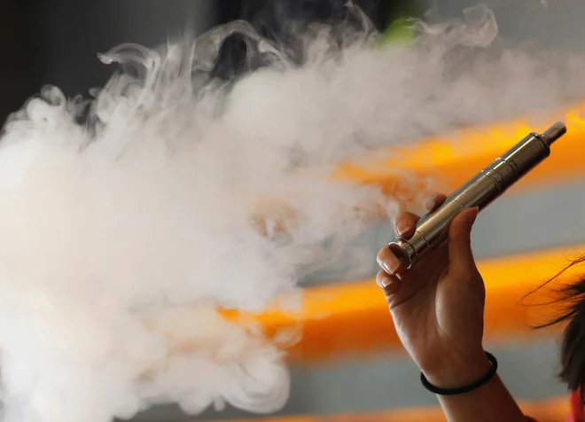 Je para e-cigarete odrešitev za kadilce ali nov trnek tobačne industrije? FOTO: Reuters