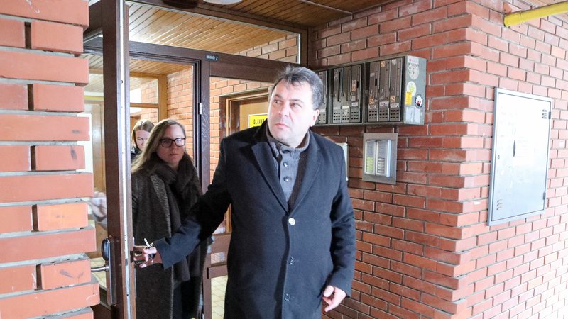 Fotografija: Sodnik Zvjezdan Radonjić je kot pritisk doživel tudi sicer neuspešen predlog tožilke Blanke Žgajnar za njegovo izločitev iz postopka proti Milku Noviču. FOTO: Marko Feist
