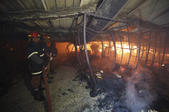 Požari in zrušitve tovarn oblačil v Aziji so nekoliko zbudile tekstilno industrijo. FOTO: Andrew Biraj/Reuters