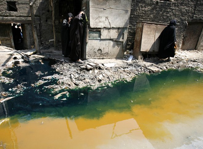 Pri barvanju tekstila in obdelavi usnja še vedno uporabljajo nevarne kemikalije in jih prosto spuščajo v okolje. FOTO: Steve Crisp/Reuters