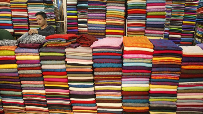 Proizvodnja svile je po raziskavah še posebej škodljiva za naravo. FOTO: Nguyen Huy Kham/Reuters