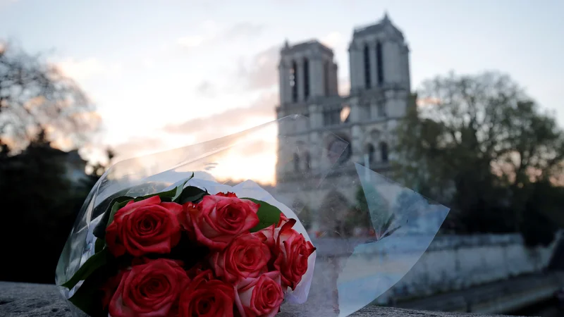 Fotografija: Ob požaru Notredamske katedrale so se takoj zganili meceni in donatorji. FOTO: Philippe Wojazer/Reuters