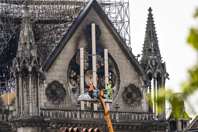 Ogenj je 'Našo gospo' precej poškodoval. FOTO: Bertrand Guay/AFP