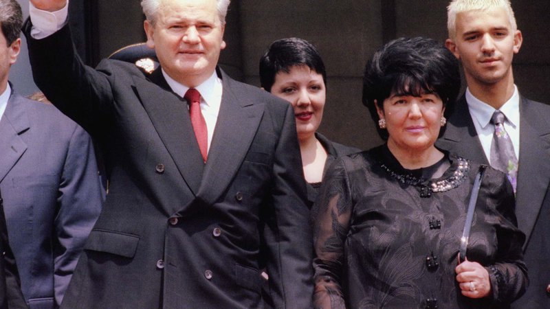 Fotografija: V prvi polovici 90. let 20. stoletja sta bila Slobodan Milošević (na fotografiji levo) in Mirjana Marković (druga z desne, za njima njuna otroka Marko in Marija) glavna na Balkanu. FOTO: Reuters
