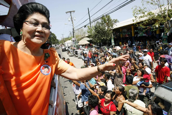 Imelda Marcos se je po kratkem pregnanstvu na Havajih vrnila v filipinsko politiko in je kljub visoki starosti še vedno v njej. FOTO: Reuters