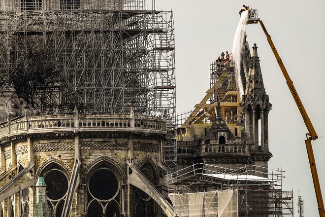 Prostovoljni donatorji in ustanove so že napovedali, da bodo namenili skoraj milijardo evrov za obnovo v požaru poškodovane katedrale. FOTO: Bertrand Guay/AFP