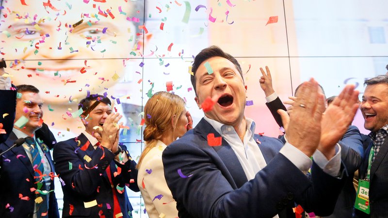 Fotografija: Veselje novega predsednika Ukrajine. FOTO: Valentyn Ogirenko/Reuters