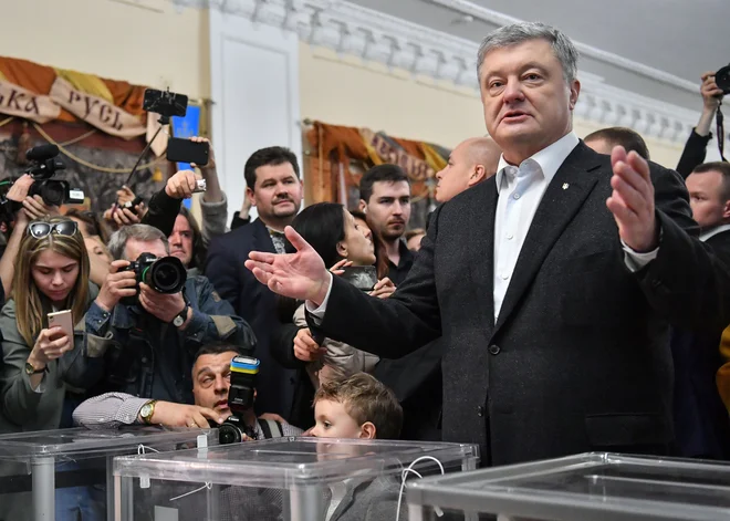 Poslovnež in milijarder Petro Porošenko se bo moral posloviti od položaja. FOTO: Sergei Supinsky/AFP