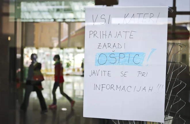 Glede na relativno visoko stopnjo precepljenosti v Sloveniji, ki znaša 93,1 odstotka, po ocenah NIJZ za večino ljudi ni nobenega tveganja za okužbo. FOTO: Jože Suhadolnik/Delo