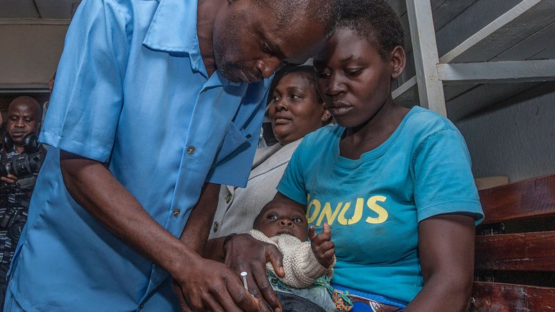 Fotografija: Malarija najbolj ogroža otroke, zato so najprej začeli cepiti njih. FOTO: AFP