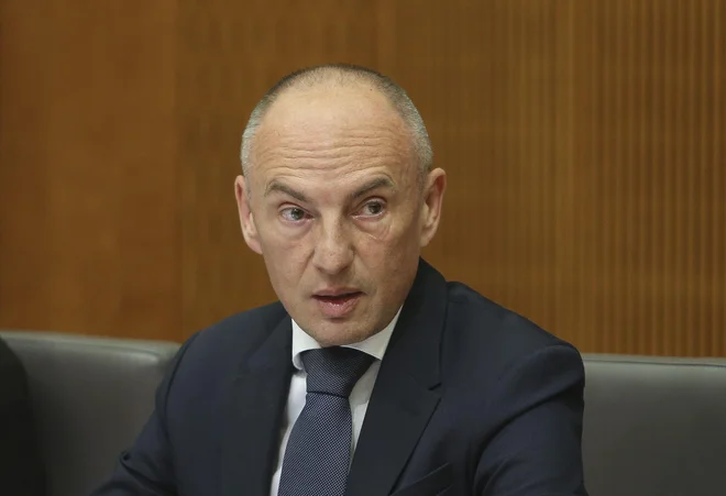 Minister za zdravje Aleš Šabeder pravi, da je ključni razlog, da je UO ZZZS zavrnil njegov predlog aneksa, dikcija, ki govori o zagotavljanju osebnega zdravnika.