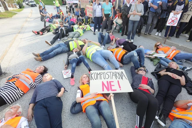 Shoda se je udeležilo več kot 300 ljudi. FOTO: Civilna iniciativa proti kompostarni