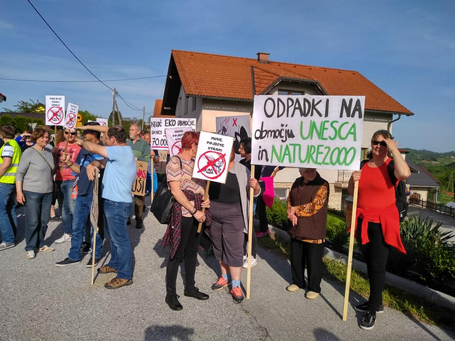 Civilna iniciativa proti kompostarni Ceršak je danes pripravila protestni shod, na katerem je vnovič opozorila na neznosno življenje ob kompostarni. FOTO: Civilna iniciativa proti kompostarni