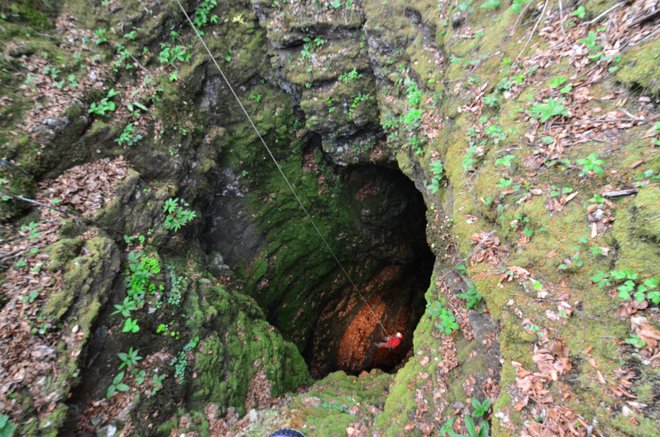Žal je podobno onesnaženih jam v Sloveniji še zelo veliko. FOTO: Leopold Bregar
