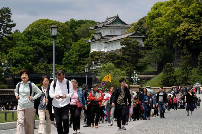 Vladarska palača, v kateri danes zadnji dan vlada Akihito, je te dni množično obiskana. Foto AFP