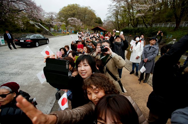 Privrženci odhajajoči par že ves mesec navdušeno pozdravljajo in se zbirajo pred palačo. FOTO: Reuters