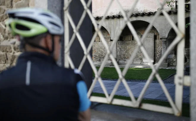 Eden od rimskih nagrobnih napisov, ki jih je prepisal Vodnik, še vedno stoji na mestu nekdanje komende nemškega viteškega reda ob Križankah. Vodnik je bil znan kot dober arheolog in zanesljiv prepisovalec. Foto Blaž Samec
