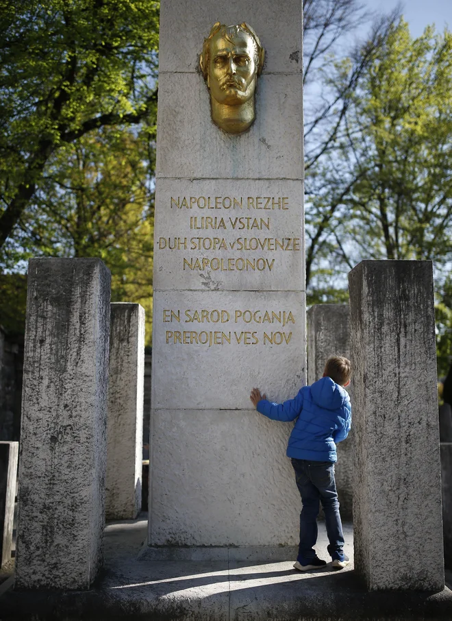 »Napoleon rezhe Iliria vstan ...« Jože Plečnik je na spomenik Ilirskim provincam vgraviral začetne in končne verze Vodnikove pesnitve Ilirija vstan v bohoričici. Foto Blaž Samec