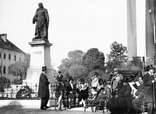 Spomenik Valentinu Vodniku, delo kiparja Alojzija Gangla, so postavili leta 1889 in velja za prvi nacionalni spomenik s celopostavno figuro. Fotodokumentacija Dela