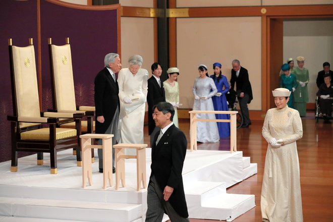 Japonski cesar Akihito se je danes na tradicionalnem obredu v cesarski palači v Tokiu odrekel prestolu krizantem. FOTO: Reuters