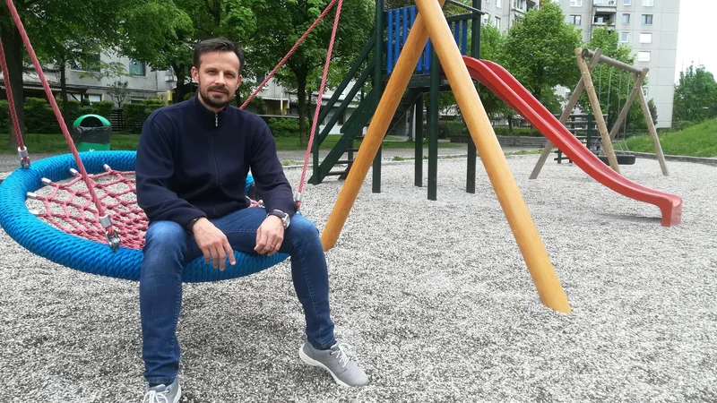 Fotografija: Mladen Kopasić: »Pomembno je, da se znaš pohecati. Že droben nasmeh je za otroke čarovnija.« Foto Mojca Boštele