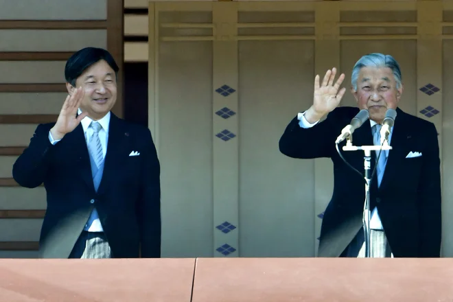 Japonski cesar Akihito se je na tradicionalnem obredu v cesarski palači v Tokiu odrekel prestolu krizantem. FOTO: Kazuhiro Nogi/Afp