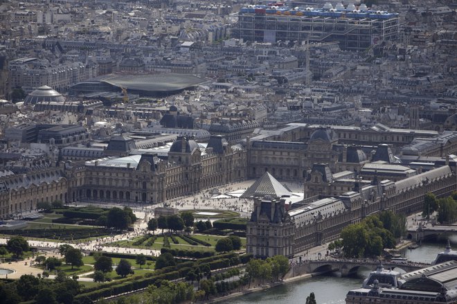 Muzej Louvre iz zraka. FOTO: Philippe Wojazer/Reuters