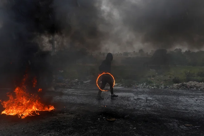 Do tega najhujšega stopnjevanja napetosti na območju v več tednih je prišlo po petkovem nasilju na protestih Palestincev ob meji med območjem Gaze in Izraela. FOTO: Mohamad Torokman/ Reuters