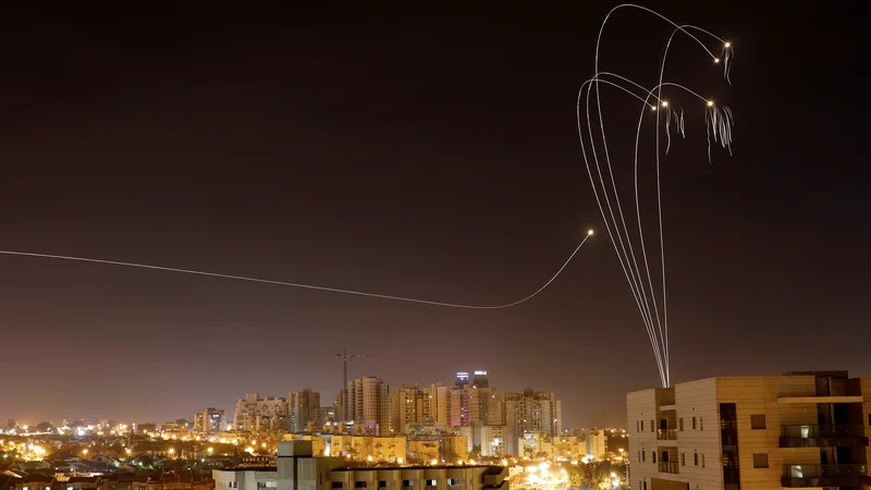 Fotografija: Z območja Gaze je bilo v soboto na Izrael izstreljenih več kot 250 raket. FOTO: Amir Cohen/Reuters