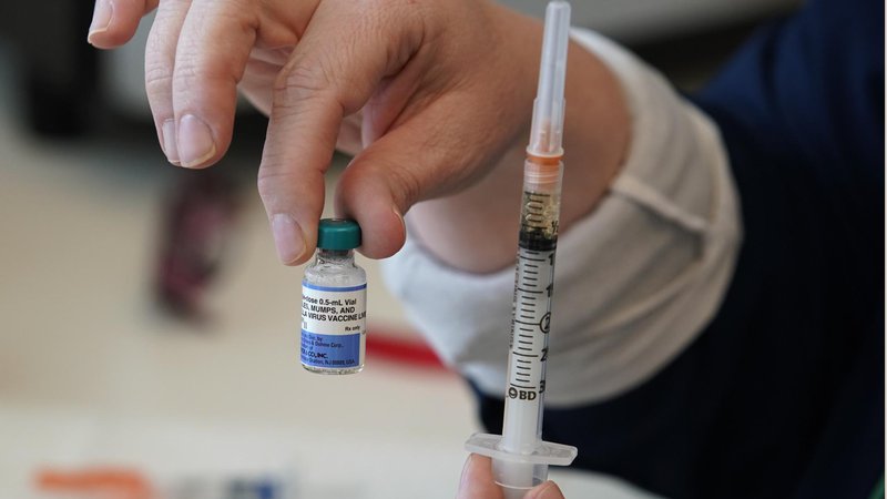 Fotografija: Po statistiki nemškega epidemiološkega inštituta Robert Koch je v Nemčiji proti ošpicam cepljenih 93 odstotkov otrok, za izkoreninjenje te bolezni pa je potrebna 95-odstotna precepljenost. FOTO: AFP
