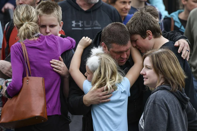 Policija je oba strelca, eden je še mladoleten, že aretirala. FOTO: Michael Ciaglo/AFP