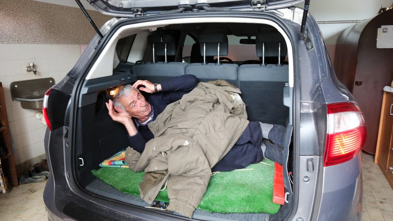 Fotografija: Devetinsedemdesetletni Miroslav Moravec je pokazal, kako so ga ugrabitelji sredi belega dne strpali v prtljažnik. FOTO: Marko Feist