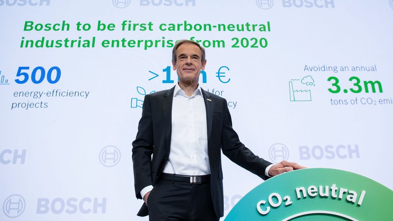 Fotografija: Volkmar Denner, glavni izvršni direktor Boscha, je napovedal, da bo od leta 2020 njihovo poslovanje ogljično nevtralno. FOTO: AFP