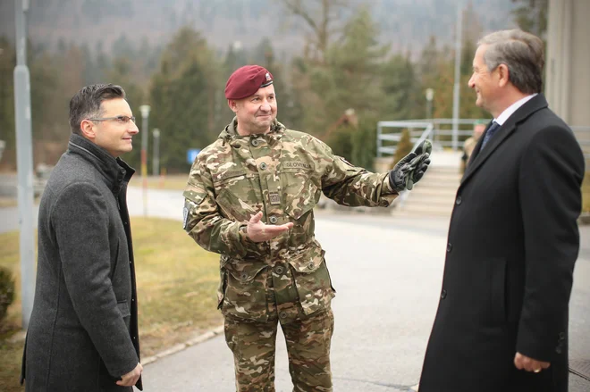 Januarja letos sta se tedaj še poveljnik poveljstva sil Miha Škerbinc (na sredini) in obrambni minister Karl Erjavec dobro razumela. Škerbinca je Erjavec razrešil zaradi pokanja na vadišču Poček, zdaj njun spor povzroča glavobol premieru Marjanu Šarcu (levo). FOTO: Jure Eržen/Delo