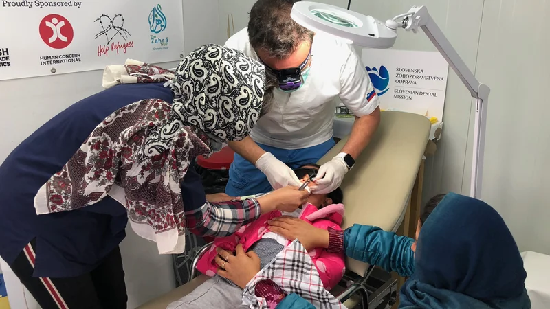 Fotografija: Še nihče ni v tako kratkem času oskrbel toliko pacientov kot slovenska zobozdravnika, zato so bili zelo presenečeni nad njuno organiziranostjo, hitrostjo in učinkovitostjo. FOTO: osebni arhiv
