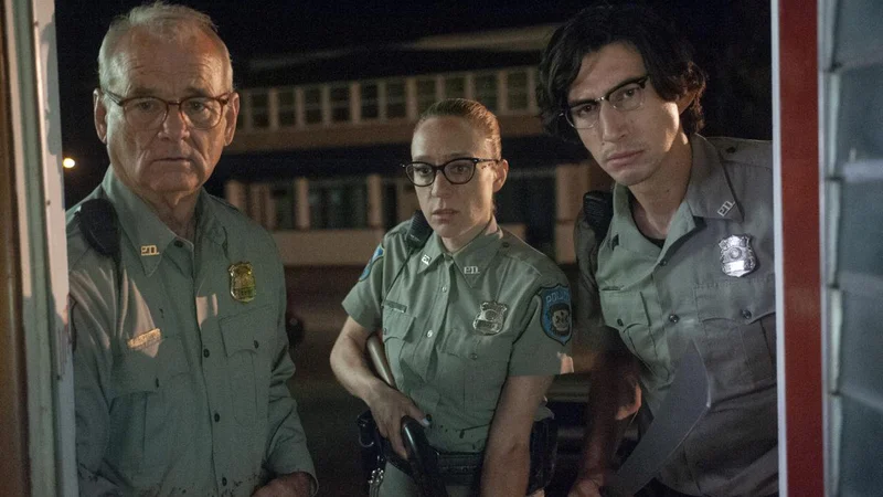 Bill Murray, Chloë Sevigny in Adam Driver v zombijevski komediji Jima Jarmuscha <em>Mrtvi ne umrejo</em> (<em>The Dead Don&#39;t Die</em>) z grozo zrejo v neizogibno kataklizmo. FOTO: Abbot Genser/Focus Features