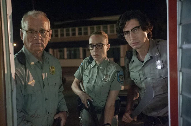 Bill Murray, Chloë Sevigny in Adam Driver v zombijevski komediji Jima Jarmuscha <em>Mrtvi ne umrejo</em> (<em>The Dead Don&#39;t Die</em>) z grozo zrejo v neizogibno kataklizmo. FOTO: Abbot Genser/Focus Features