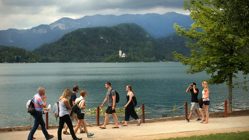 Fotografija: Lani so na Bledu našteli več kot 1,1 milijona nočitev, gostje pa so prišli iz kar 198 držav, največ je bilo Britancev. FOTO: Jure Eržen/Delo