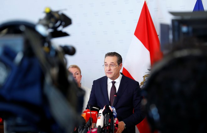 Strache je na današnji novinarski konferenci posnetek označil za politični atentat. FOTO: Leonhard Foeger/Reuters
