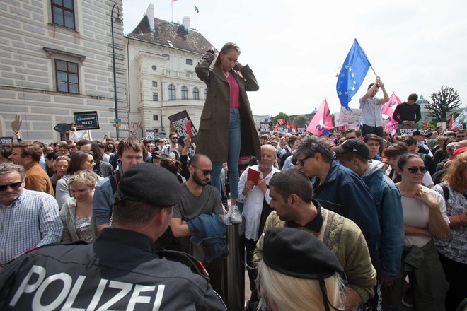 Opozicijske stranke zahtevajo, da odgovornost prevzame tudi avstrijski kancler Sebastian Kurz. FOTO: Alex Halada/Afp