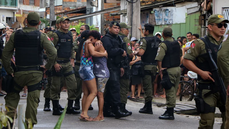 Fotografija: Število umorov v Braziliji je leta 2017 po poročanju STA doseglo rekordno raven s 64.000 umori. FOTO: Claudio Pinheiro/AFP