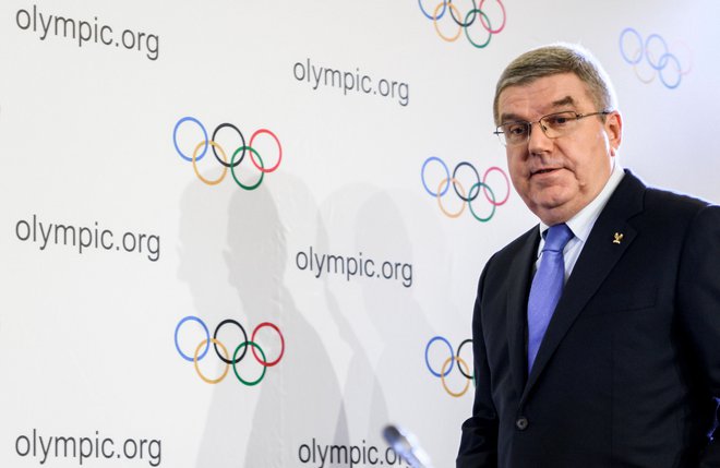Predsednik Mednarodnega olimpijskega komiteja Thomas Bach kaže s prstom na boksarski šport. FOTO: AFP