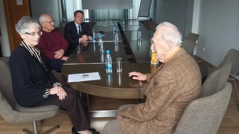 Fotografija: Stanovalci od vodstva enote Tabor pričakujejo, da bi se kdaj sprehodilo med njimi in pogledalo razmere ter da bi bolj pritisnilo na ministrstvi za zdravje in delo, da bi začeli urejati stanje. Foto Andreja Žibret Ifko