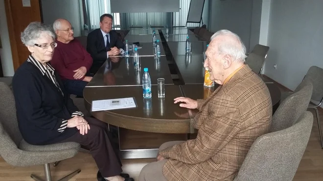 Stanovalci od vodstva enote Tabor pričakujejo, da bi se kdaj sprehodilo med njimi in pogledalo razmere ter da bi bolj pritisnilo na ministrstvi za zdravje in delo, da bi začeli urejati stanje. Foto Andreja Žibret Ifko