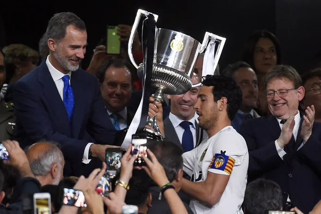 Španski kralj Felipe VI je pokal za zmagovalca kraljevega pokala predal Valkenciinemu zveznemu igralcu Danielu Pareju. FOTO: AFP