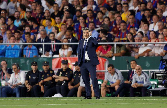 Pred tremi tedni je upal na tri lovorike, zdaj se mora trener Barcelone Ernesto Valverde zadovoljiti le z eno. FOTO:  Reuters