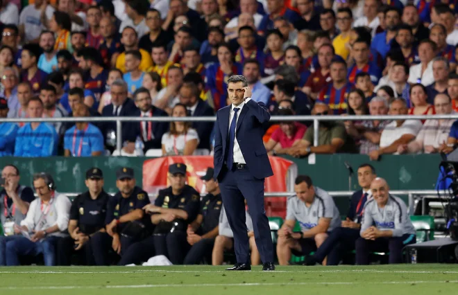 Pred tremi tedni je upal na tri lovorike, zdaj se mora trener Barcelone Ernesto Valverde zadovoljiti le z eno. FOTO: Reuters
